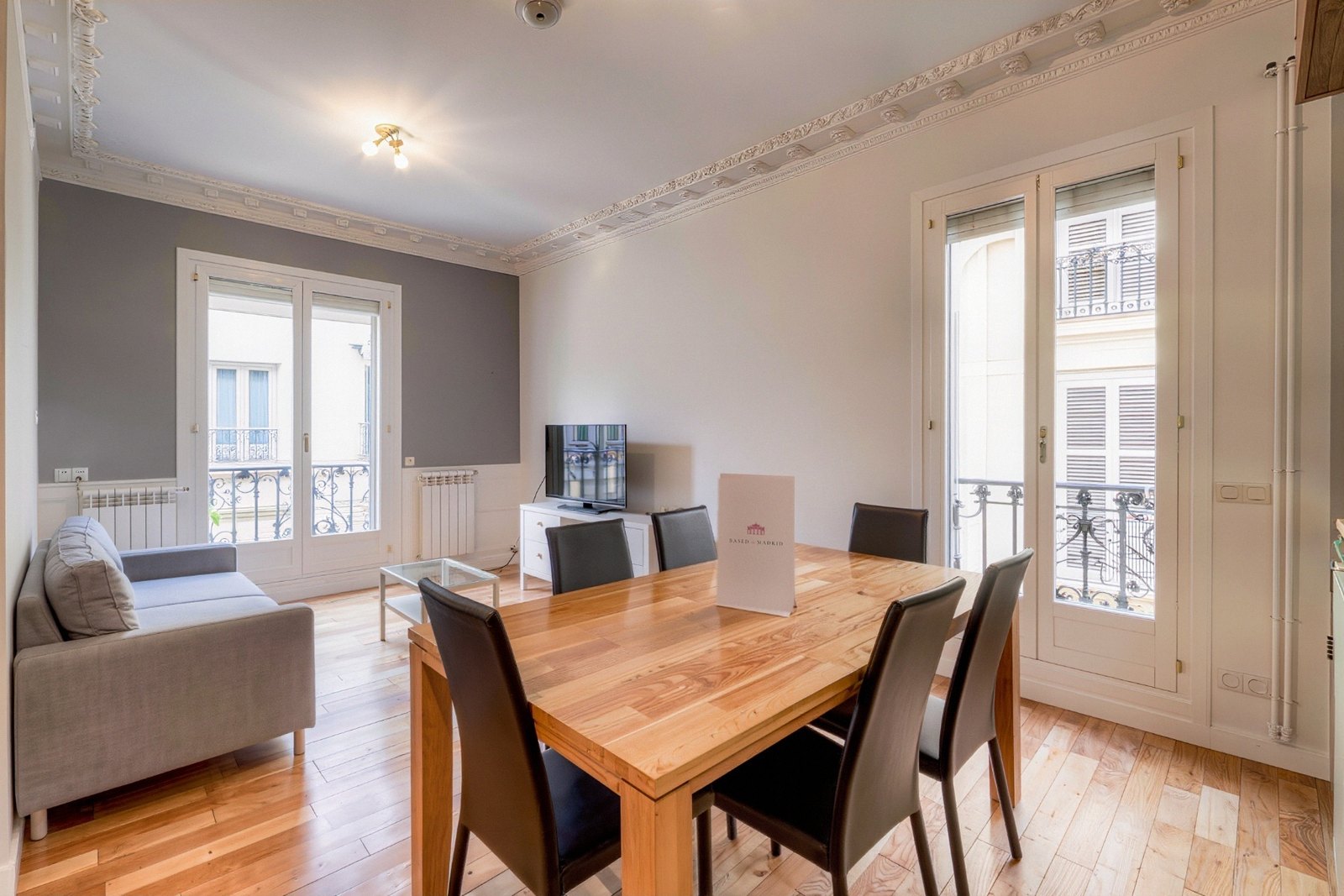 Family apartment with dining table for six