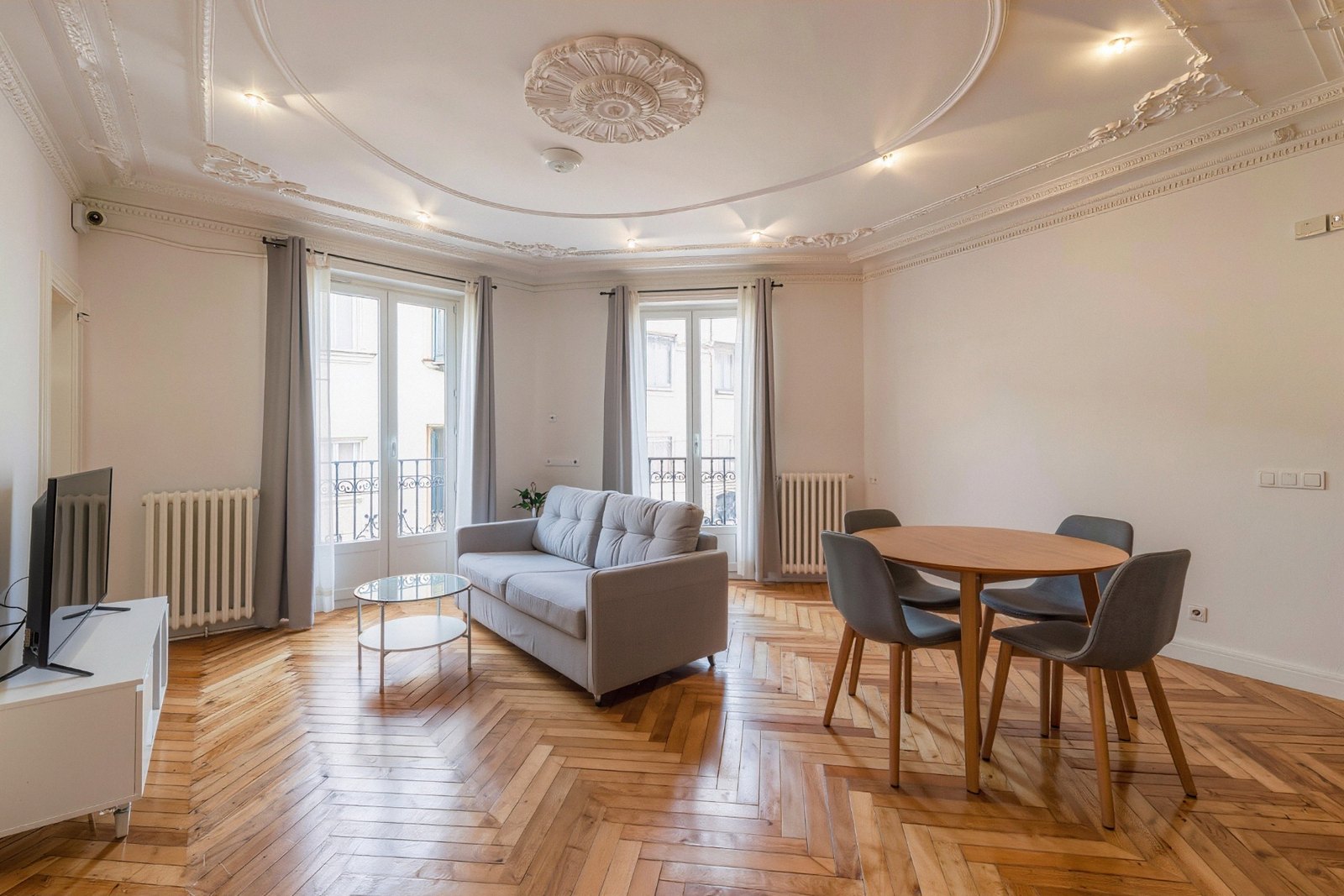 Privilege apartment living room with two balconies