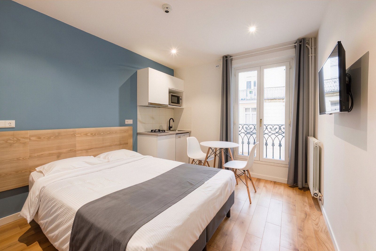 Junior studio with kitchenette and balcony